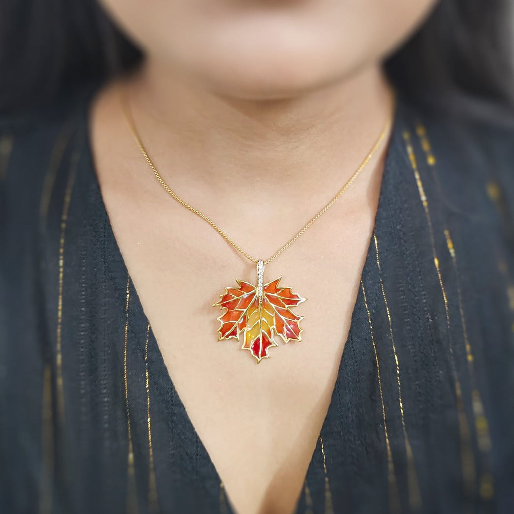Blinging maple pendant with chain