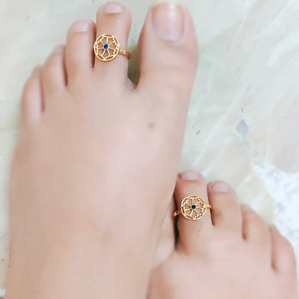 Dainty blue sparkle toe ring