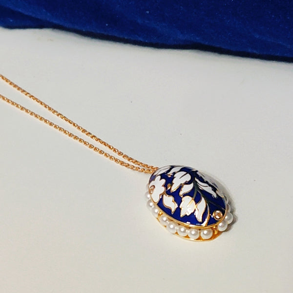 Chic oval pendant with chain